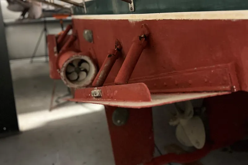 Ping Yacht Photos Pics Close-up of 1998 Legacy 40' Flybridge boat's stern with propeller and rudder.