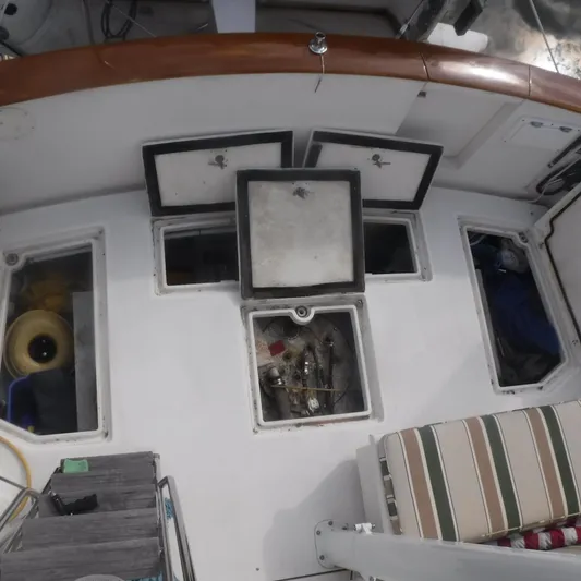 Ping Yacht Photos Pics 1998 Legacy 40' Flybridge boat deck with open storage compartments.