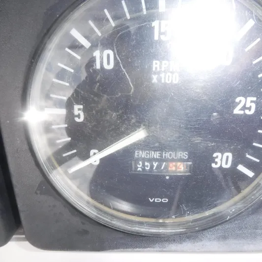 Ping Yacht Photos Pics Tachometer of 1998 Legacy 40' Flybridge showing engine hours and RPM.
