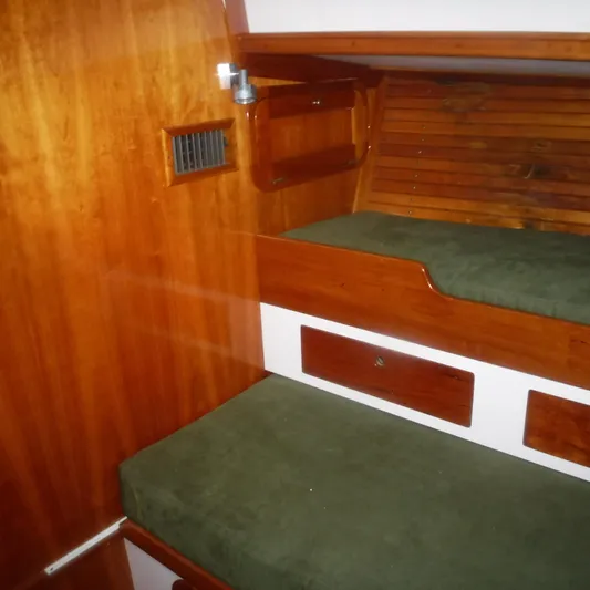 Ping Yacht Photos Pics Legacy 40' Flybridge 1998 interior with wooden bunk beds and green cushions.