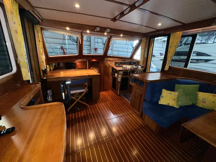  Yacht Photos Pics Interior of 2001 Sabre Sabreline 43 yacht with wooden flooring and cozy seating area.