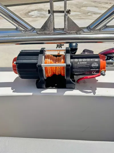 Knot Stupid Yacht Photos Pics Electric winch on 2005 Fountaine Pajot HIGHLAND boat, mounted on deck.