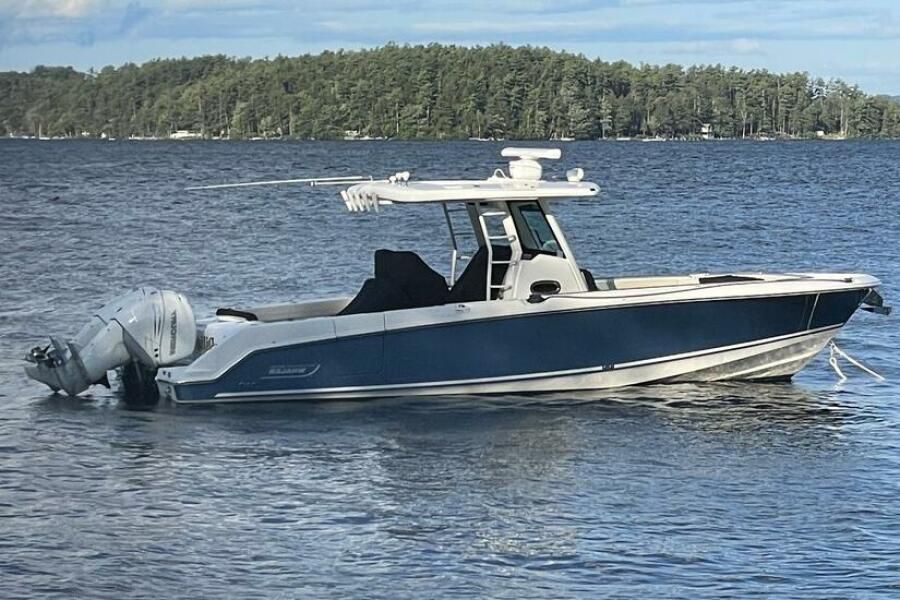 2016 Boston Whaler 330 Outrage