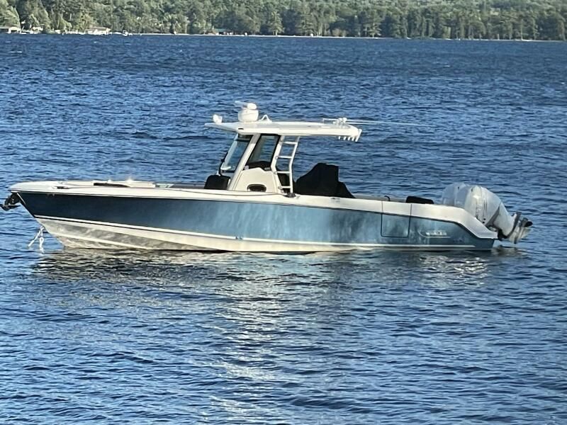 2016 Boston Whaler 330 Outrage