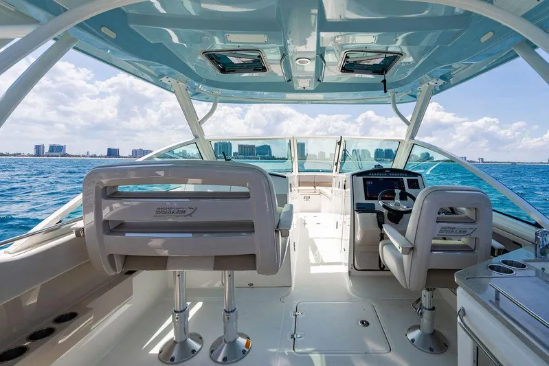  Yacht Photos Pics 2019 Boston Whaler 320 Vantage boat interior with ocean view and modern seating.