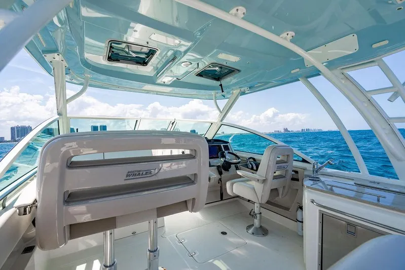  Yacht Photos Pics 2019 Boston Whaler 320 Vantage boat interior with ocean view and modern seating.