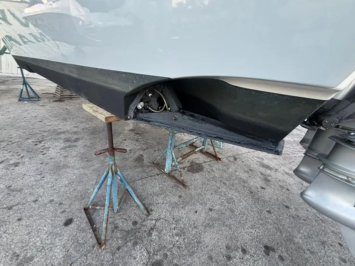  Yacht Photos Pics 2022 Fountain 38 SC boat hull on stands, showcasing sleek design and craftsmanship.