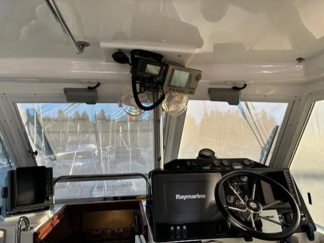 Morning Star V Yacht Photos Pics Interior view of 1997 Albin 31 Tournament boat cockpit with Raymarine navigation system.