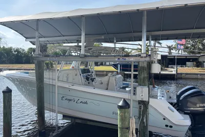 Robalo R300 Center Console
