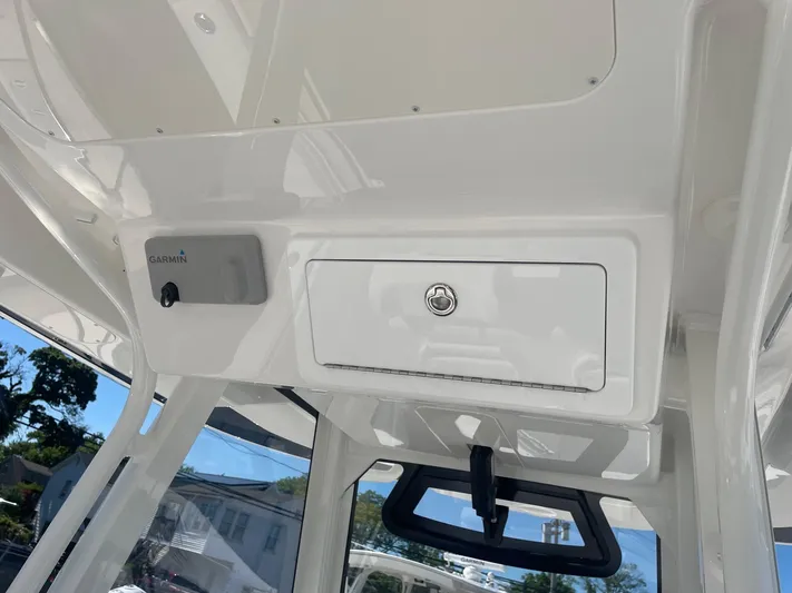  Yacht Photos Pics Interior view of Regulator 31 boat, model year 2025.