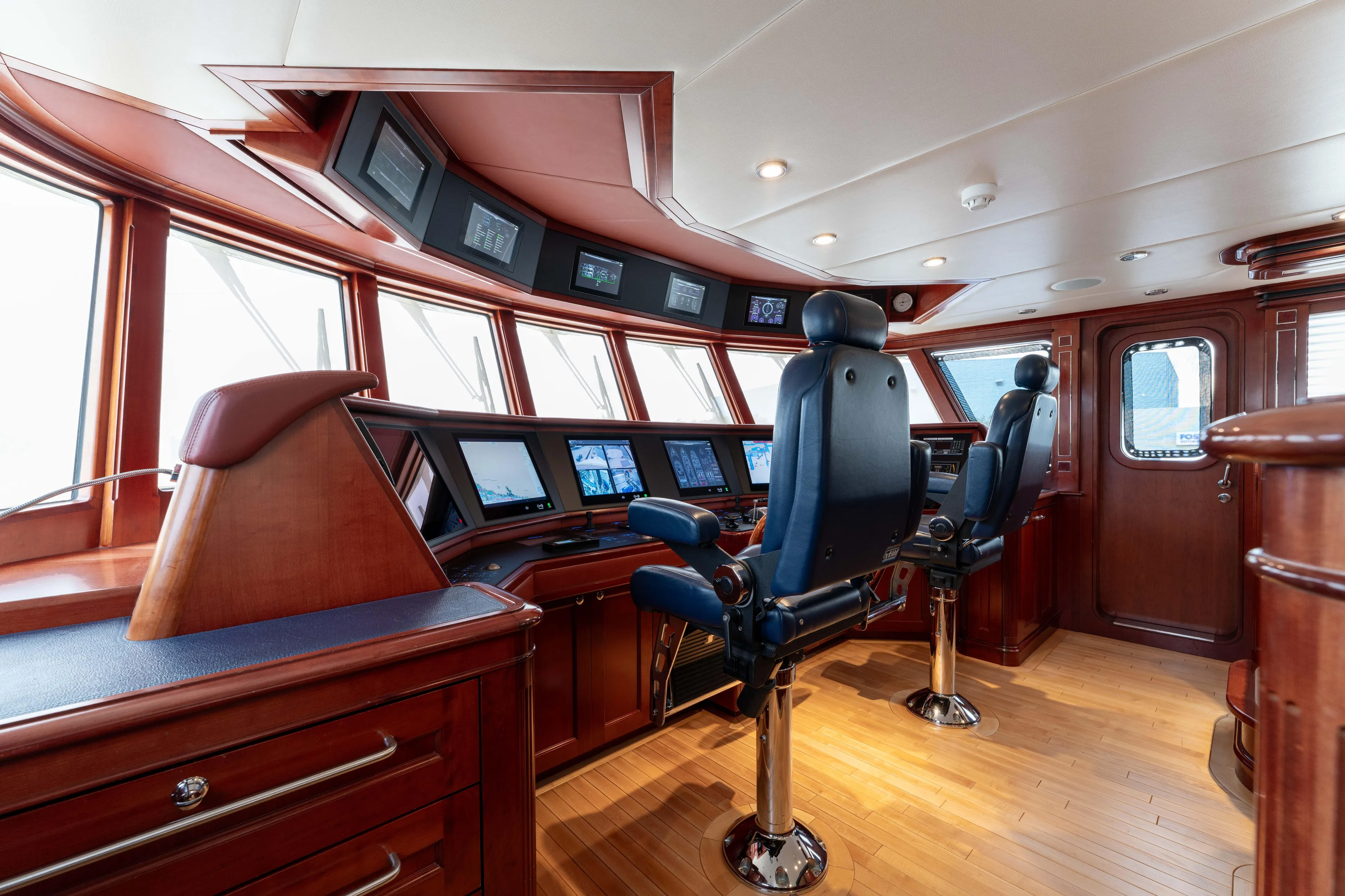 Beothuk Yacht Photos Pics Luxurious 2008 Kuipers Woudsend Doggersbank Offshore yacht bridge with modern navigation equipment.