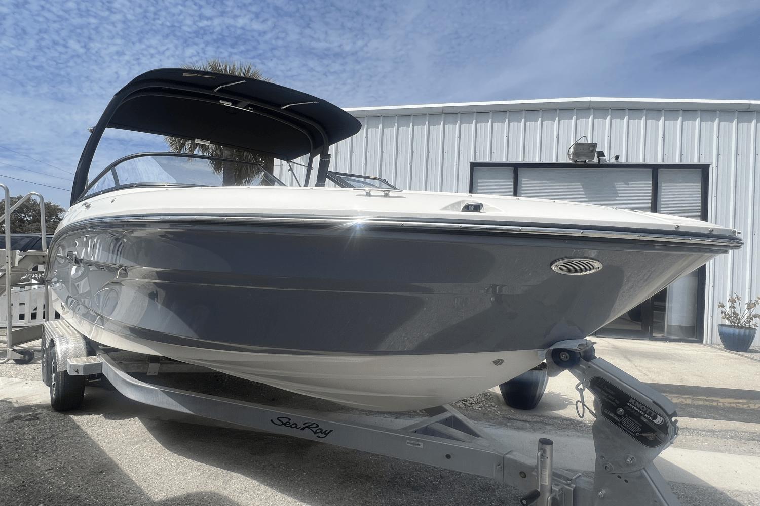 2024 Sea Ray SPX 210 Outboard Lanchas pequeñas en venta - YachtWorld