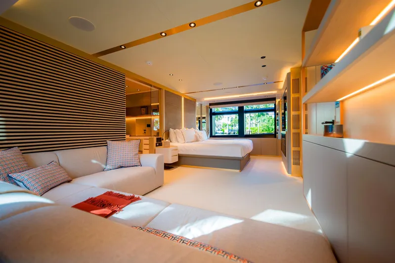 Saint V Yacht Photos Pics 