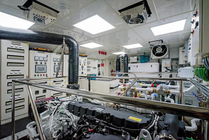 Saint V Yacht Photos Pics 