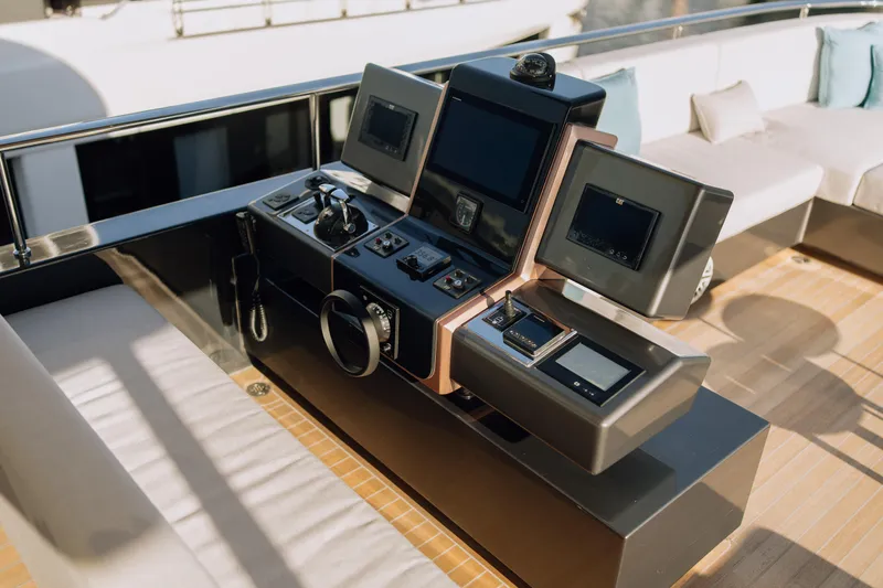 Saint V Yacht Photos Pics 