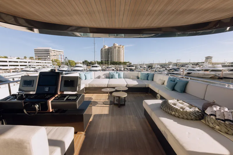 Saint V Yacht Photos Pics 