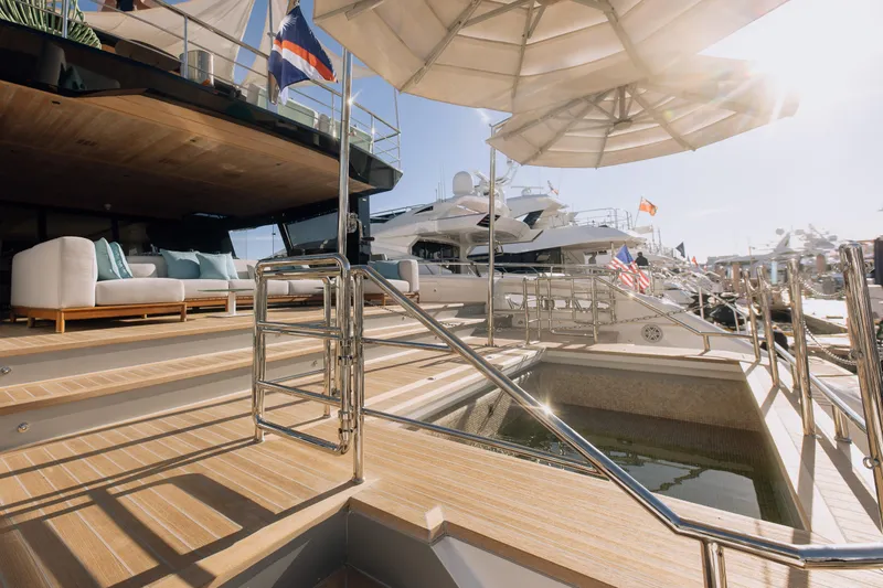 Saint V Yacht Photos Pics 