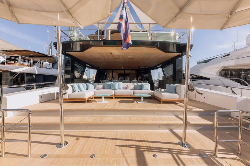 Saint V Yacht Photos Pics 