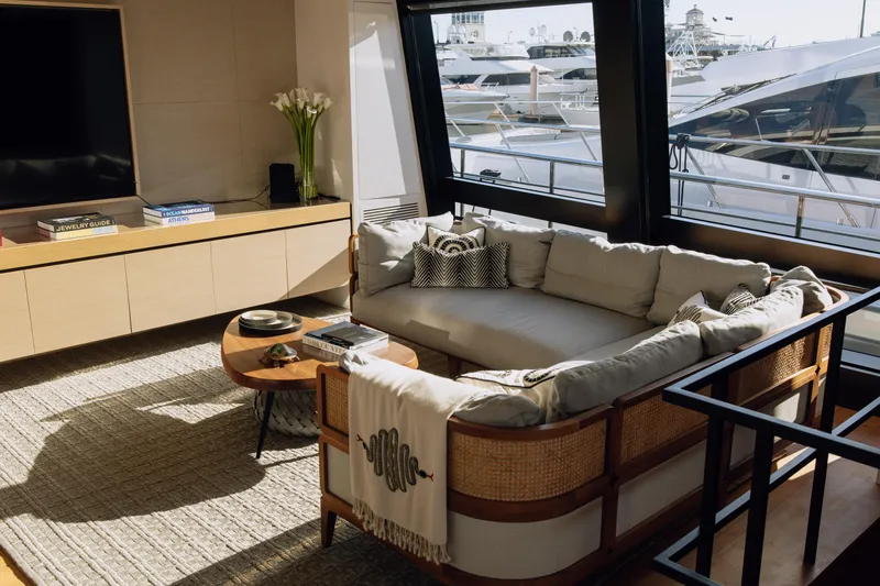 Saint V Yacht Photos Pics 