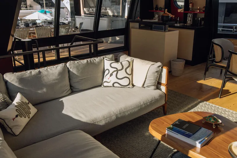 Saint V Yacht Photos Pics 