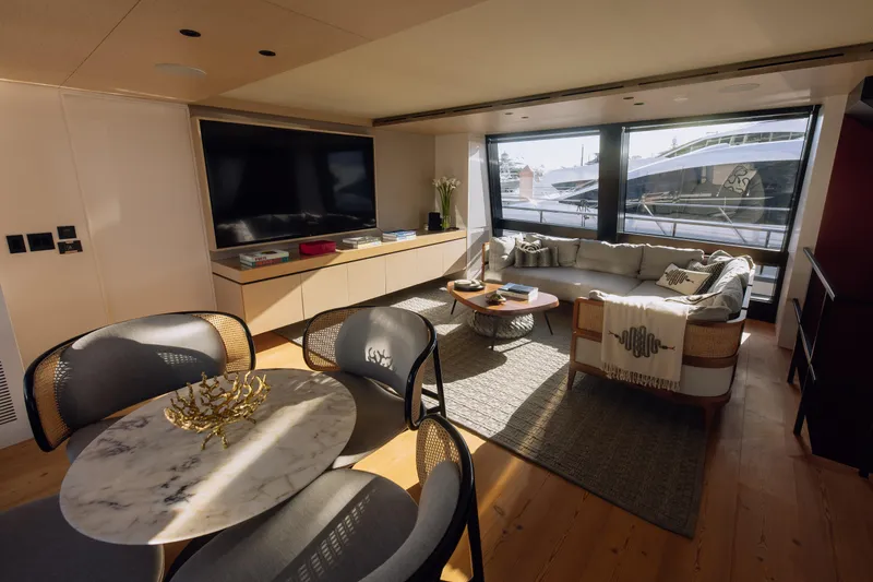 Saint V Yacht Photos Pics 