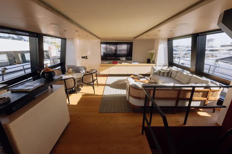 Saint V Yacht Photos Pics 