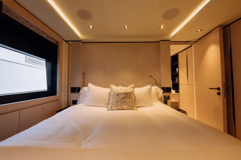 Saint V Yacht Photos Pics 