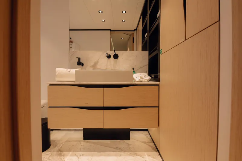 Saint V Yacht Photos Pics 