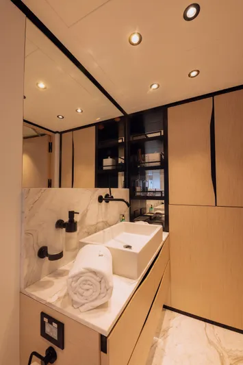 Saint V Yacht Photos Pics 