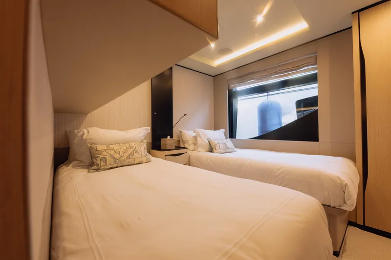 Saint V Yacht Photos Pics 