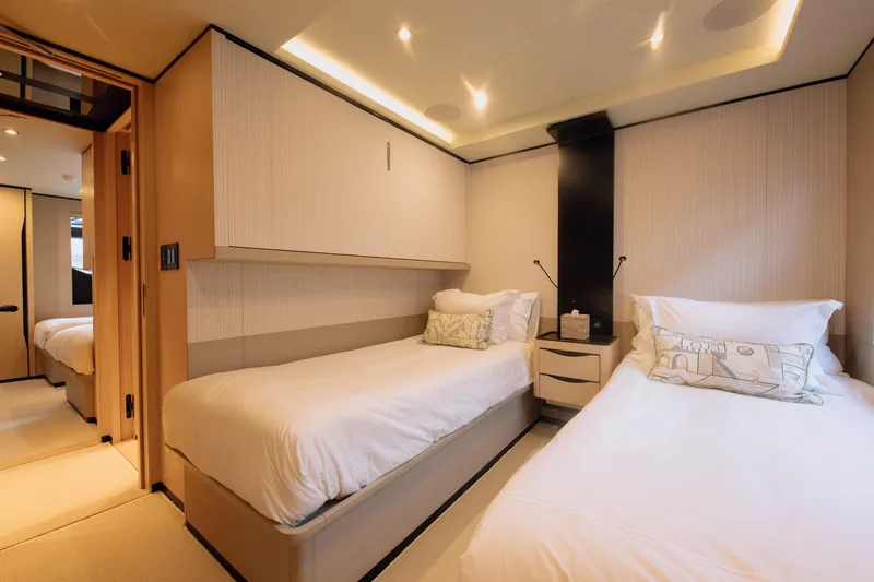 Saint V Yacht Photos Pics 