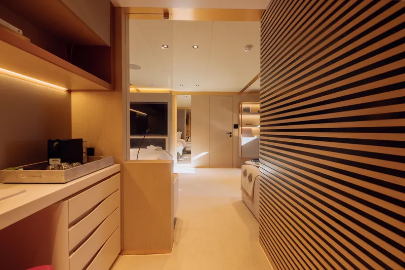 Saint V Yacht Photos Pics 