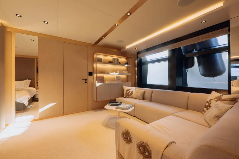 Saint V Yacht Photos Pics 