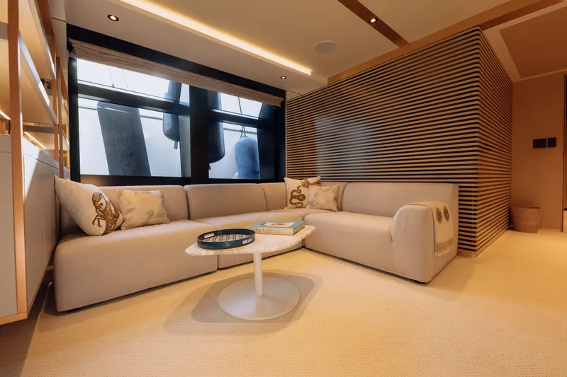 Saint V Yacht Photos Pics 