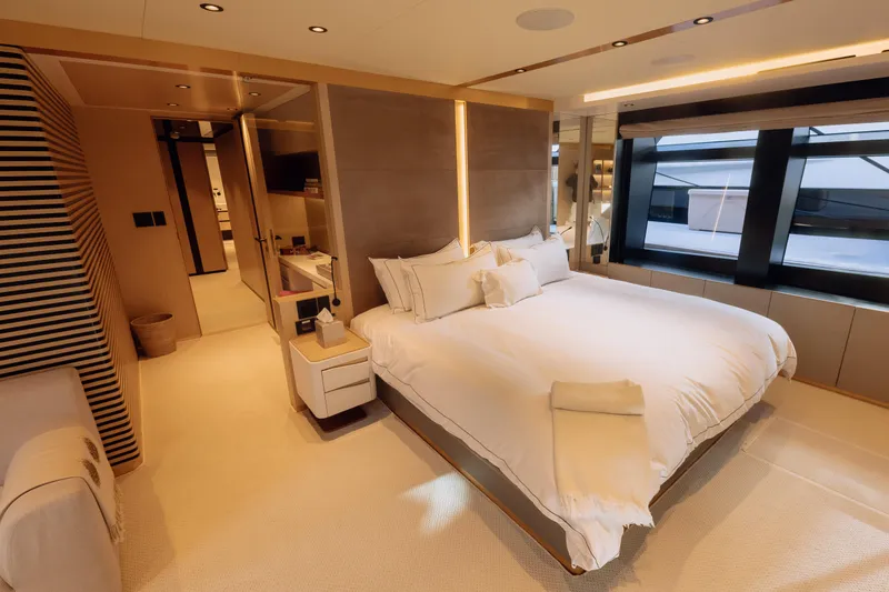 Saint V Yacht Photos Pics 