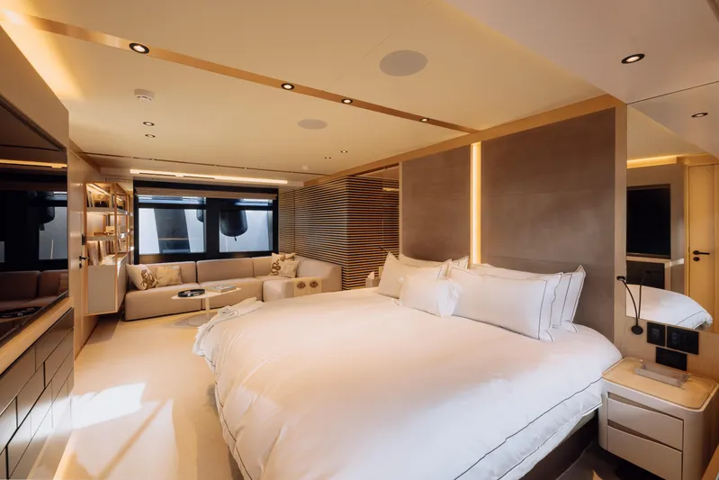 Saint V Yacht Photos Pics 