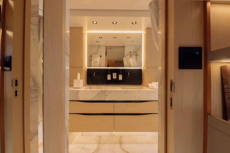 Saint V Yacht Photos Pics 