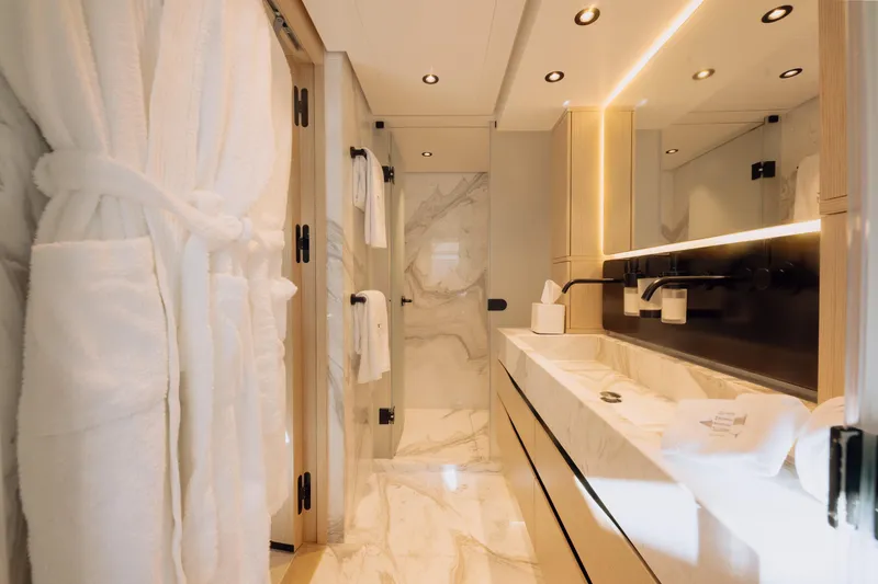 Saint V Yacht Photos Pics 