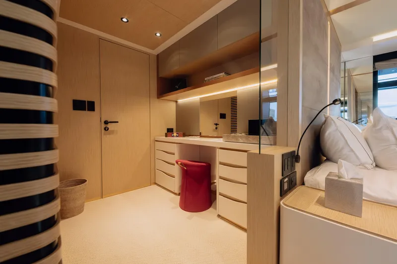 Saint V Yacht Photos Pics 