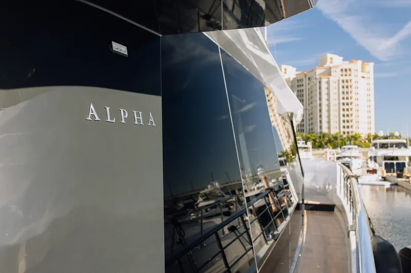 Saint V Yacht Photos Pics 