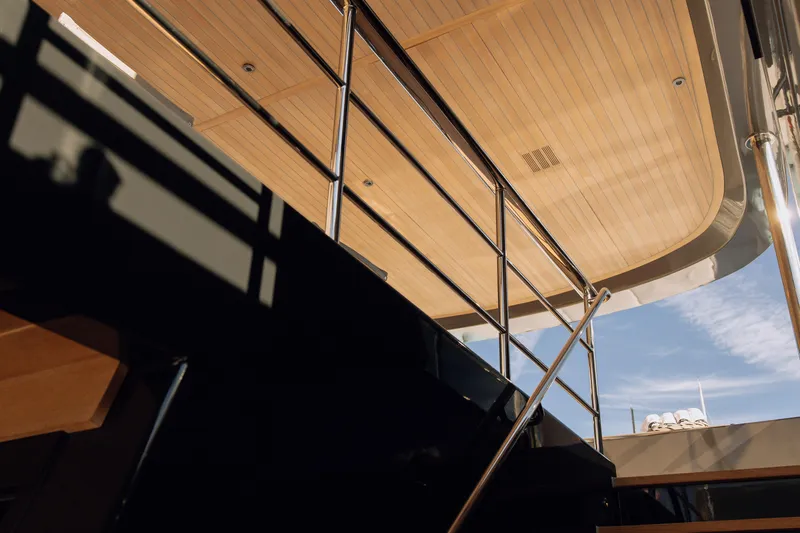 Saint V Yacht Photos Pics 