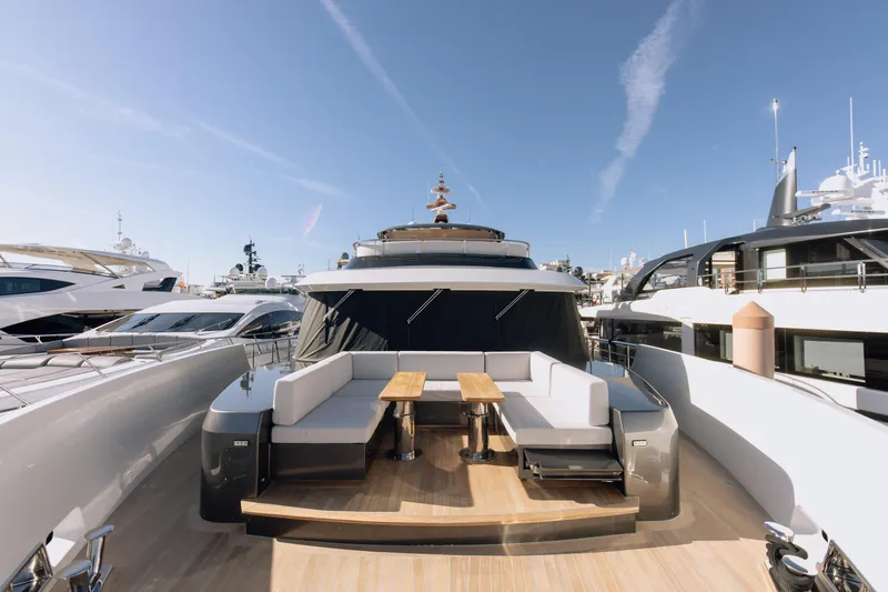 Saint V Yacht Photos Pics 