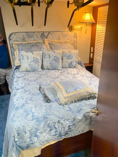 Lolly Yacht Photos Pics Luxurious bedroom in a 1985 Ocean Yachts 55 Super Sport boat.