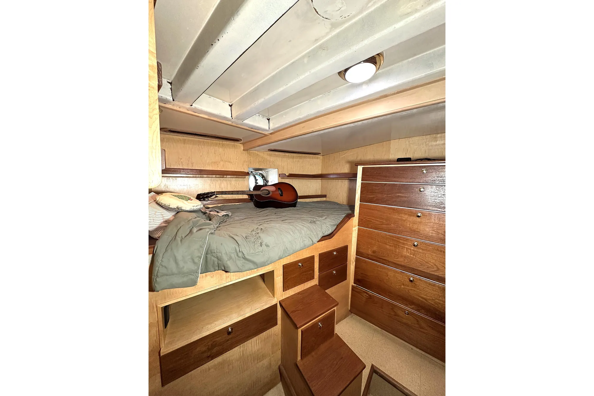 Cozy cabin interior of 1971 Southern Marine MALAHIDE Pilothouse LRC with bed and guitar.