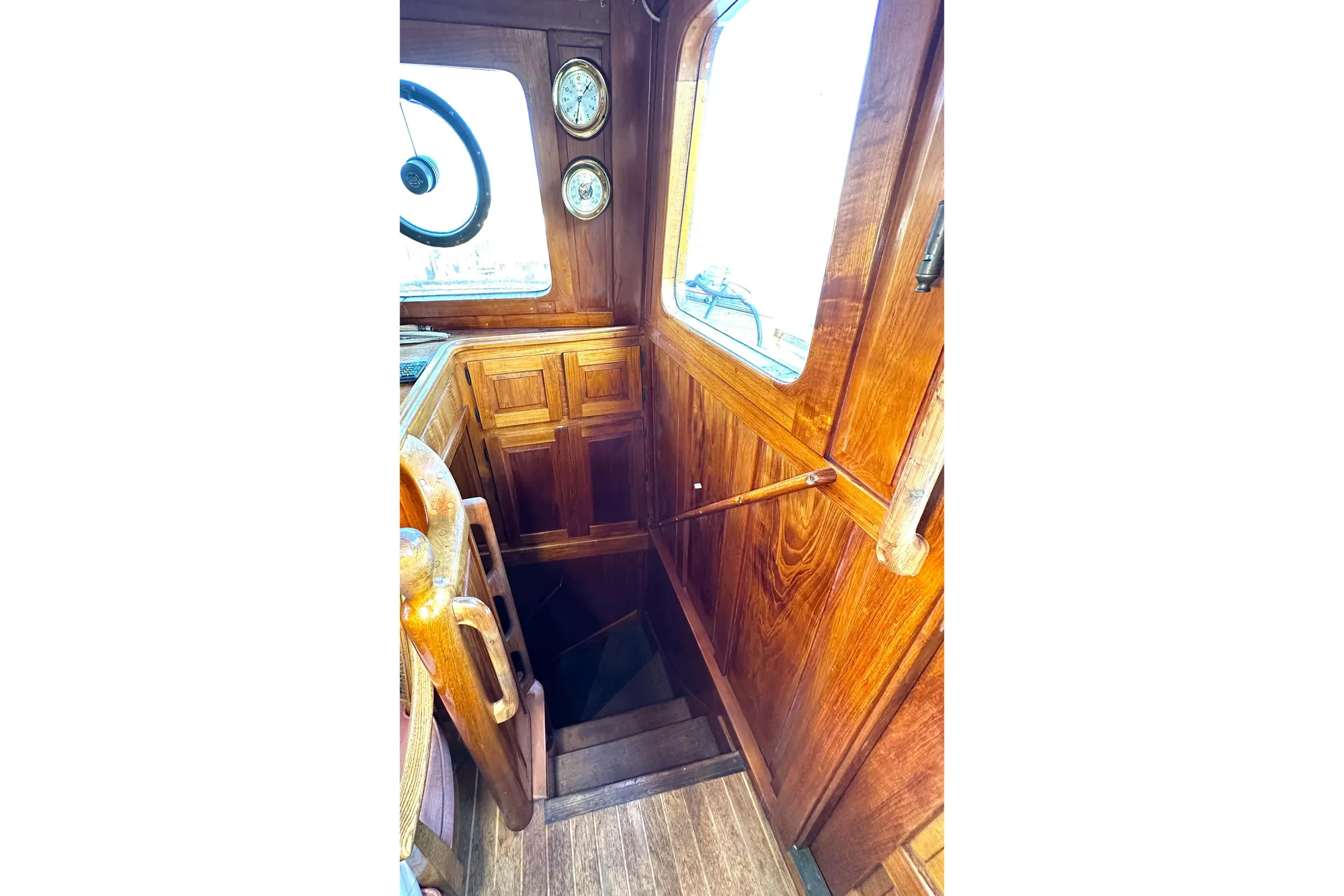 1971 Southern Marine MALAHIDE Pilothouse LRC interior with wooden paneling and nautical instruments.