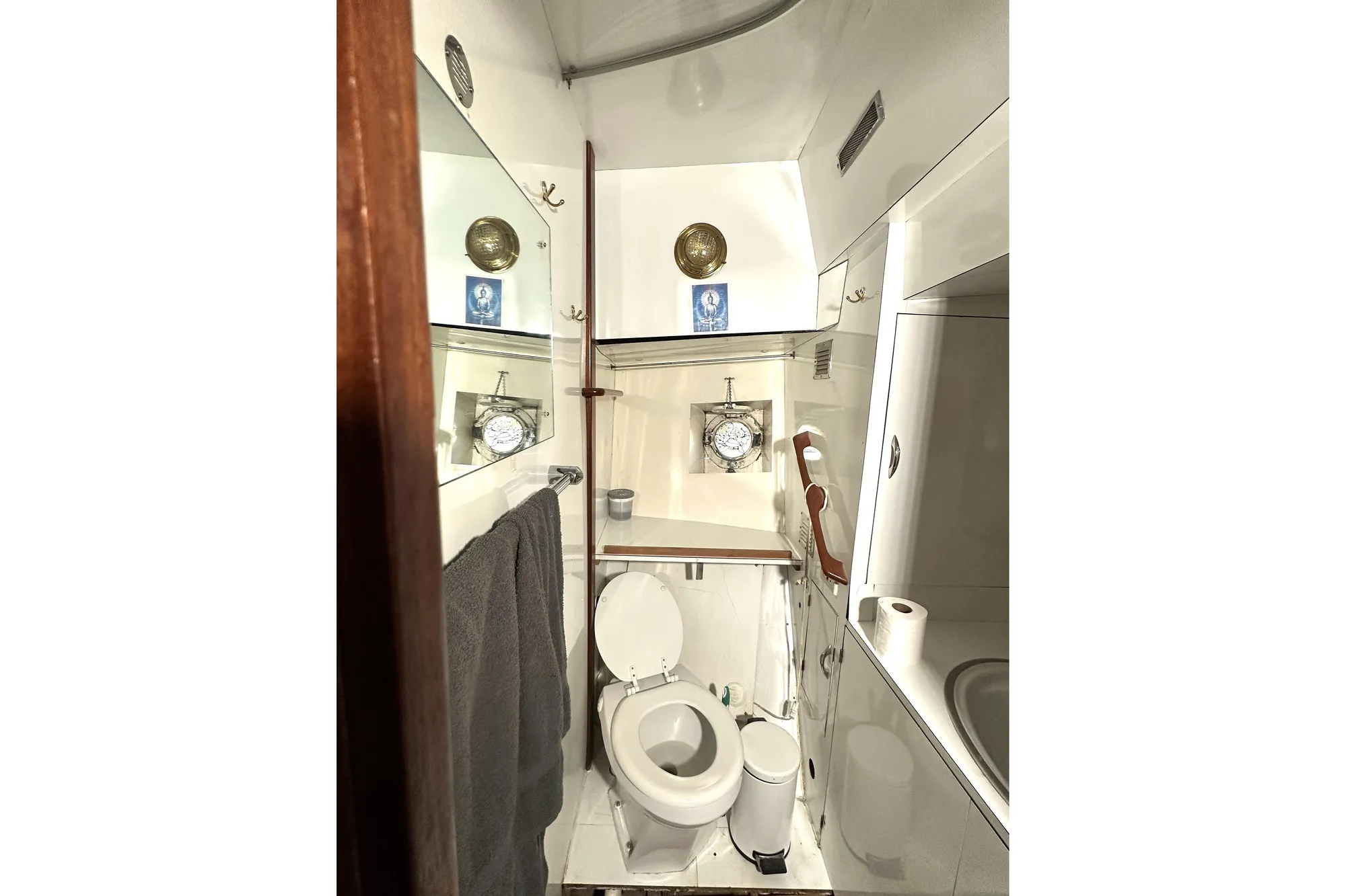 1971 Southern Marine MALAHIDE Pilothouse LRC bathroom with nautical decor and compact design.