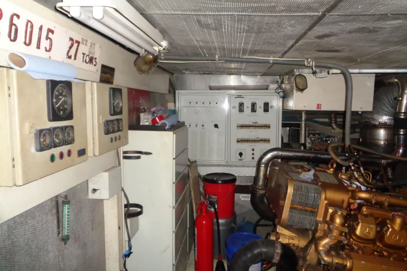 (project Boat) 1995 Azimut 78ultra @ixtapa-mexico Yacht Photos Pics Engine room of 1995 Azimut 78 Ultra Motoryacht with control panels and machinery.