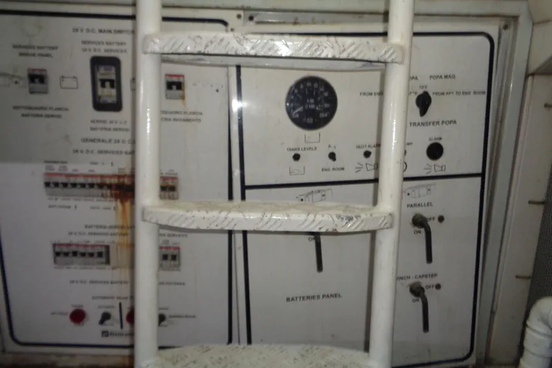 (project Boat) 1995 Azimut 78ultra @ixtapa-mexico Yacht Photos Pics Engine room control panel of a 1995 Azimut 78 Ultra Motoryacht with ladder.