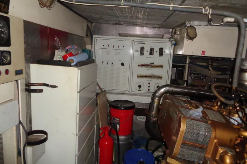 (project Boat) 1995 Azimut 78ultra @ixtapa-mexico Yacht Photos Pics Engine room of a 1995 Azimut 78 Ultra Motoryacht with control panels and equipment.