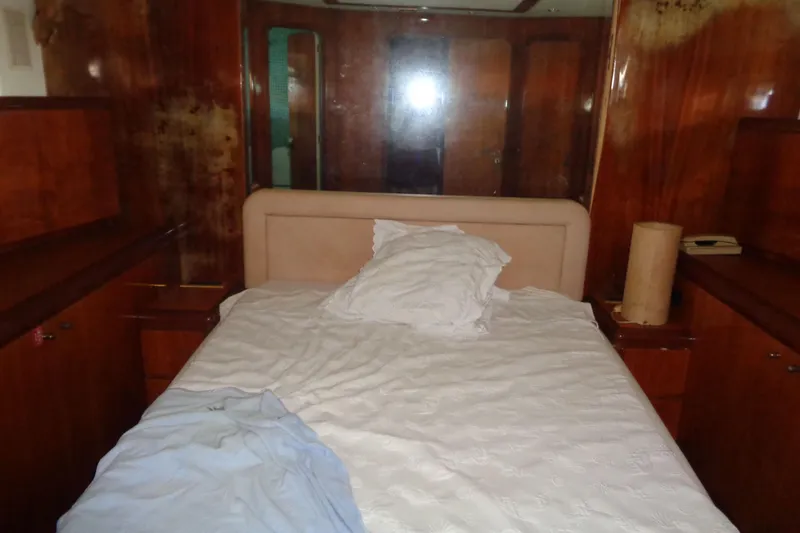 (project Boat) 1995 Azimut 78ultra @ixtapa-mexico Yacht Photos Pics Interior cabin of 1995 Azimut 78 Ultra Motoryacht with bed and wooden furnishings.